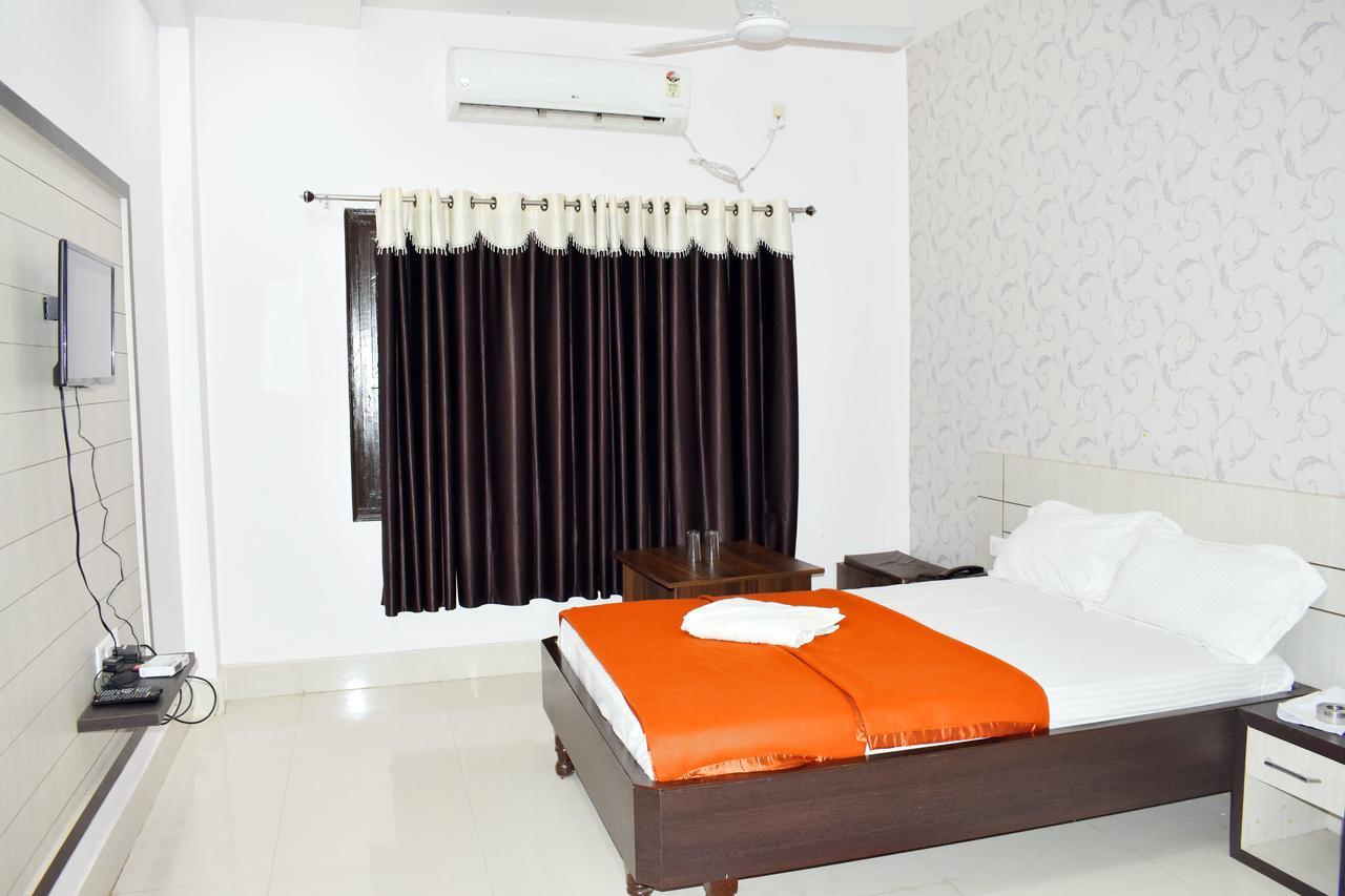 Hotel Triveni Balangir Екстериор снимка
